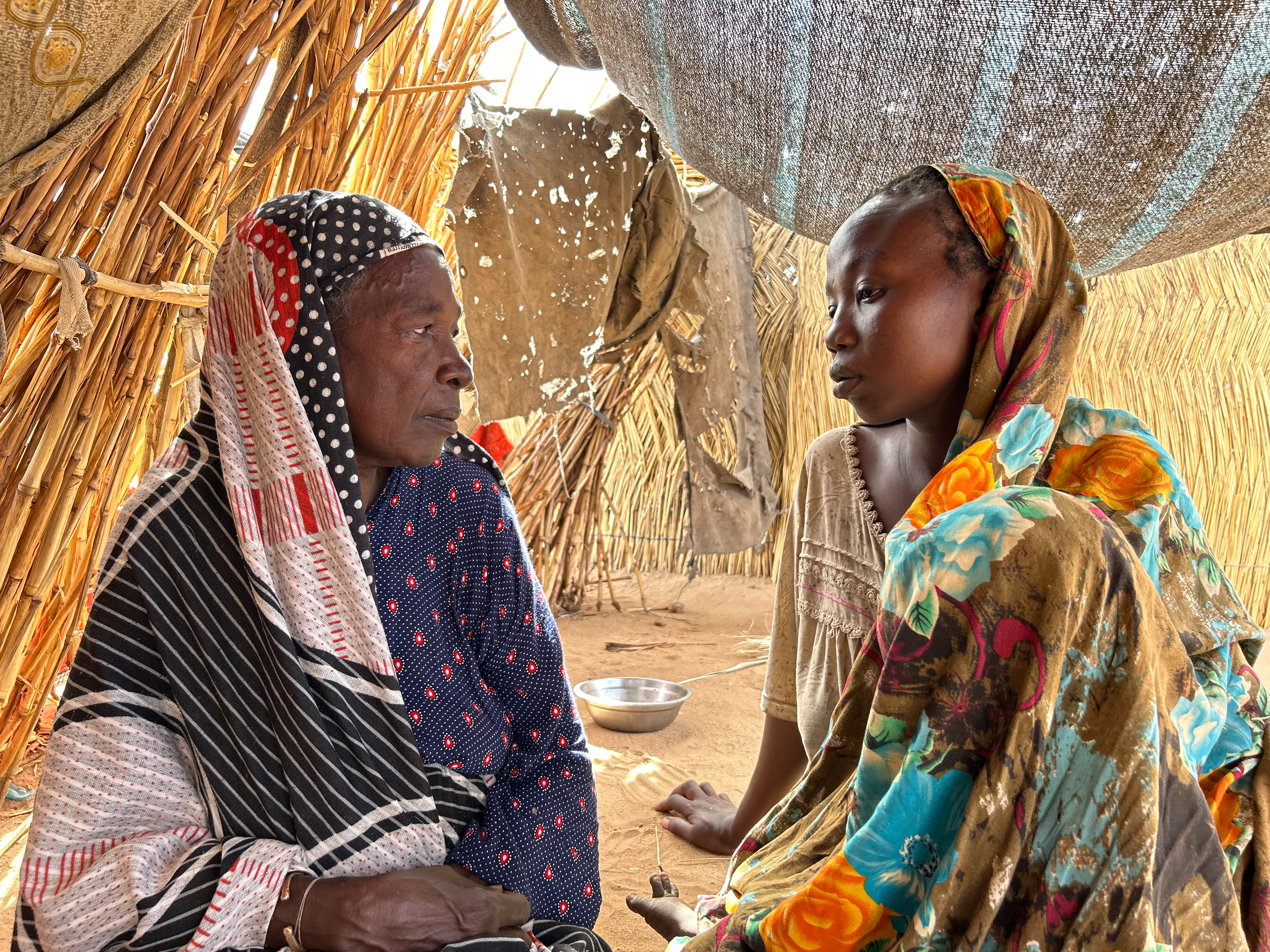 Gamera (on the left) and Jeta (on the right) have fled together the brutal Sudanese war in June 2023 with Jeta’s five children.