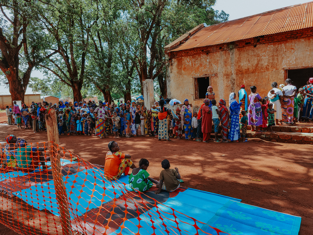 msb125411_medium.jpeg Women and children line up at the start of the MSF vaccination campaign, 4 May 2022