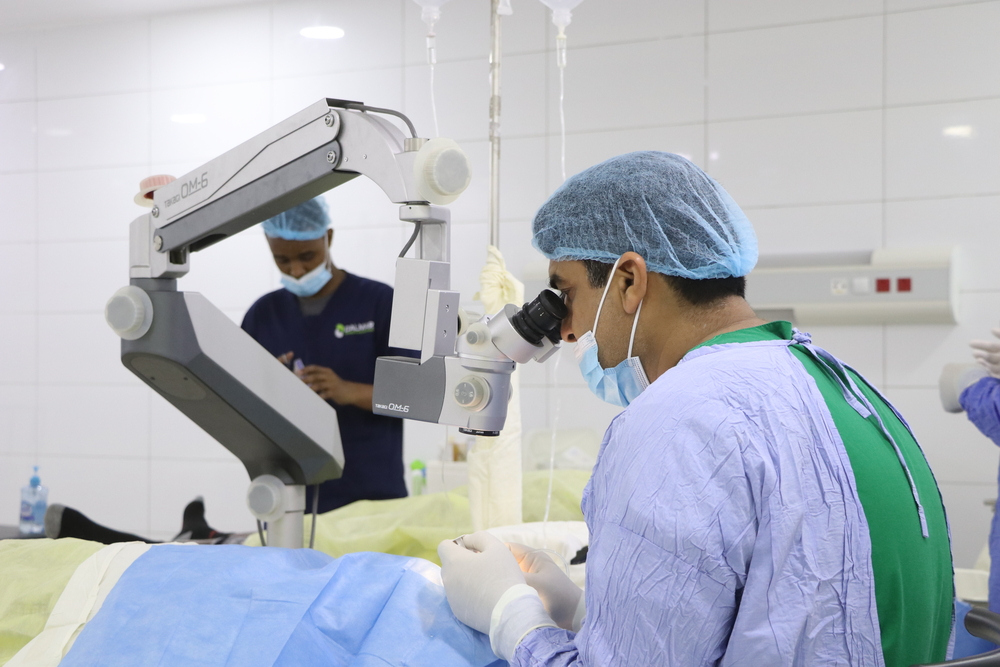 msb142007_medium.jpg Dr Naimullah, an ophthalmologist carrying out an operation in Mogadishu