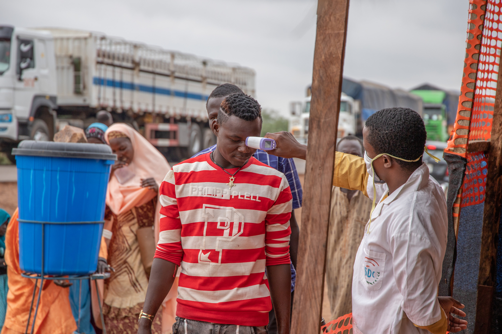 msb20807_medium.jpg Checking the temperature at the entrance gate of the town of Zinder