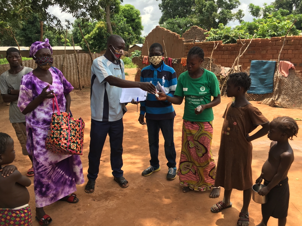 msb21199_medium.jpg An MSF team is handing out preventative treatment for malaria to the residents of Bataganfo, CAR.