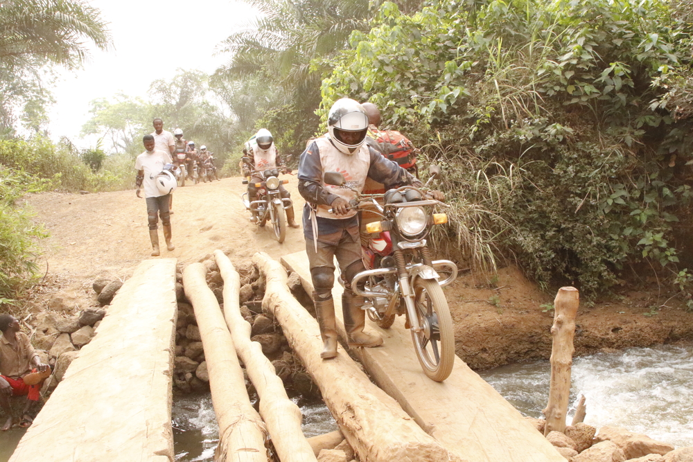 msb64733_medium.jpeg The MSF emergency team crosses a small river in the Bosobolo health zone.