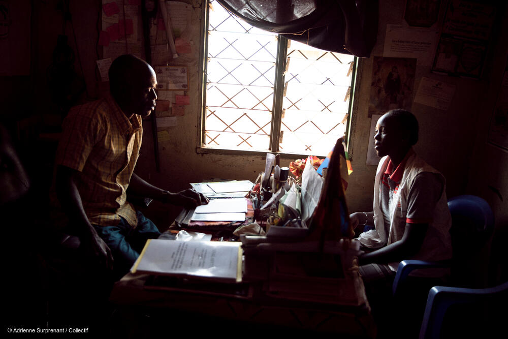 msb65236_medium.jpeg Étienne Oumba talks with Nadia, a community agent from MSF, in his office in Bangui, CAR