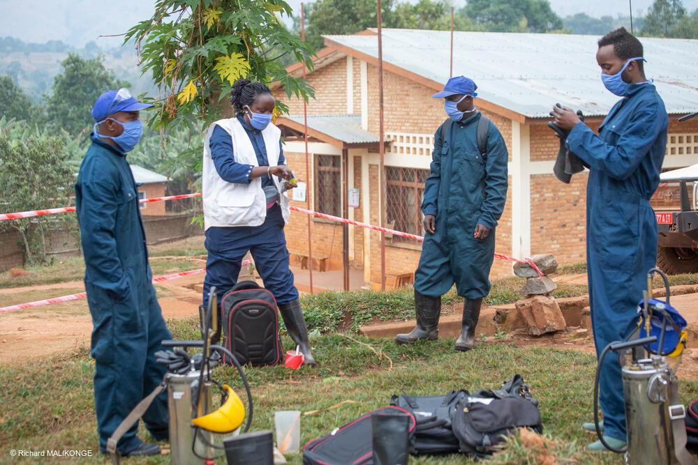 msb68711_medium.jpg MSF supervisor Jeanine Arakaza is following one of the teams in charge of spraying houses against mosquitoes on the Ruyaga hill, Kinyinya health district..