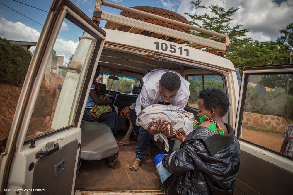 msf257416_medium.jpeg A mother referred to the Kibondo hospital to deliver because of complications is brought back to Nduta refugee camp