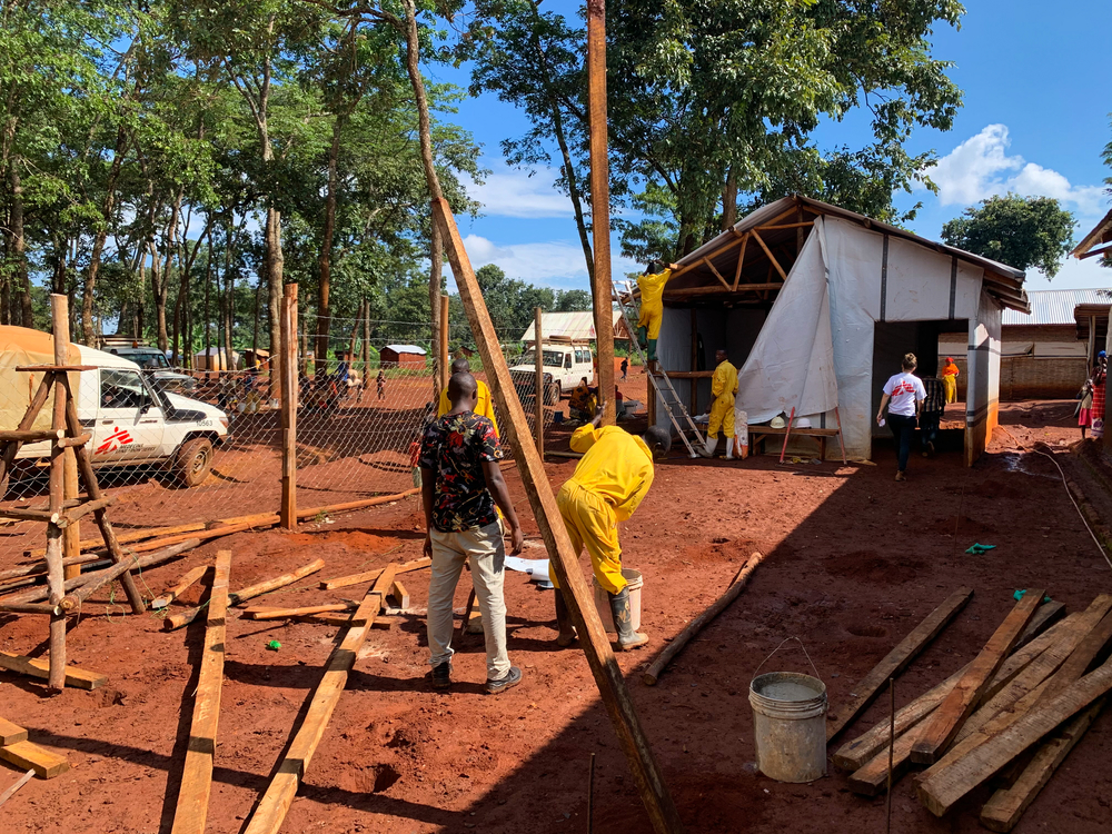 msf313191_medium.jpg MSF field coordinator Maelle L'Homme oversees construction of a temporary triage and isolation area