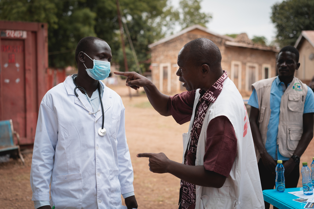 msf313413_medium.jpg Adrien Maham, Watsan coordinator illustrates correct use of masks