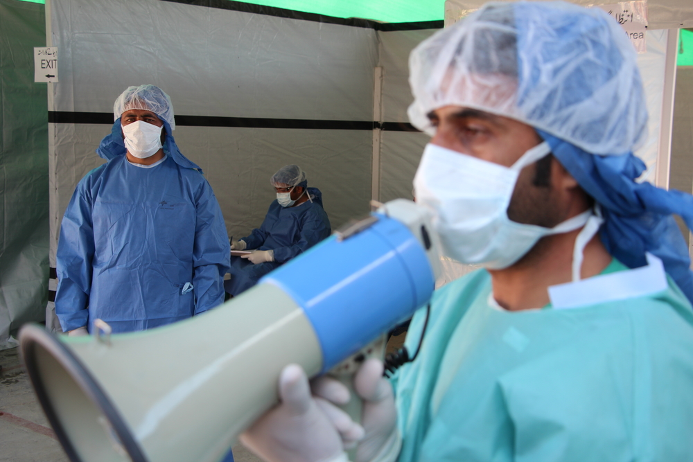 msf314468_medium.jpg A health promoter advises people to keep distance in Timergara hospital , Pakistan