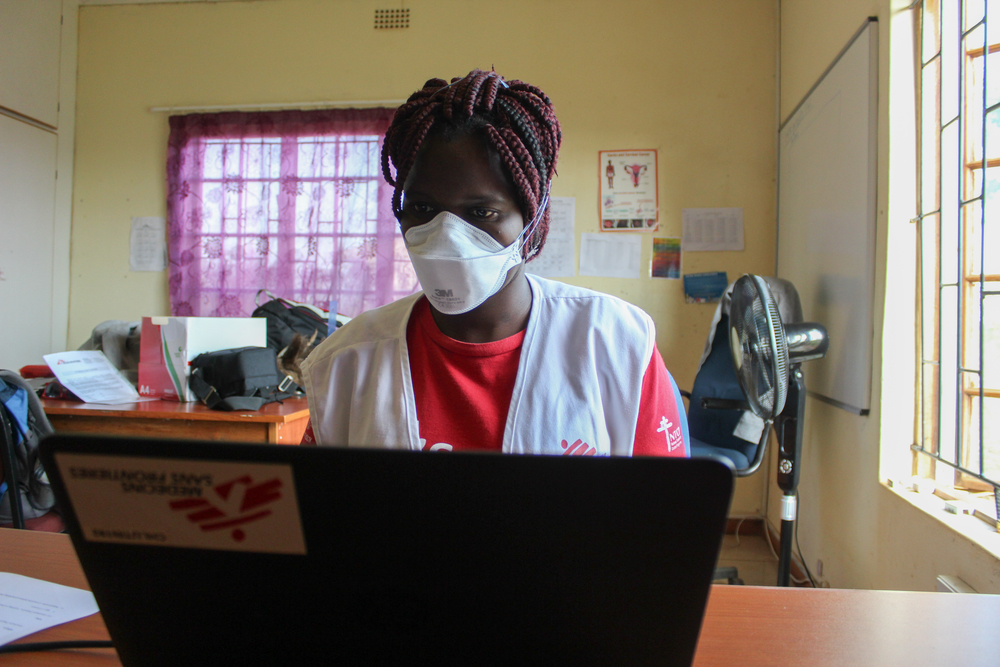 MSF nurse Rejoice Ncube, views patient taking MDR-TB treatment via video link in Eswatini [ © MSF/ Jakub Hein]