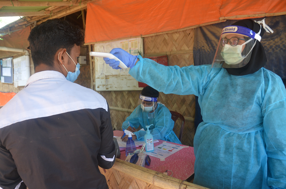 msf324974_medium.jpg screen patients for respiratory symptoms and fever at the entrance to Goyalmara hospital