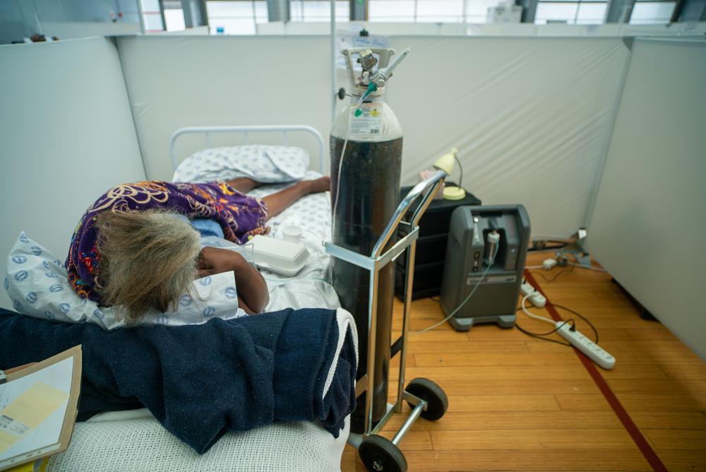 Patient receives oxygen at  Khayelitsha field hospital [MSF/Rowan Pybus ]