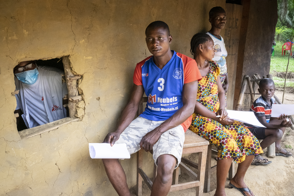 msf339235_medium.jpg Patients wait for consultation in Ikenge health centre. Equateur Province