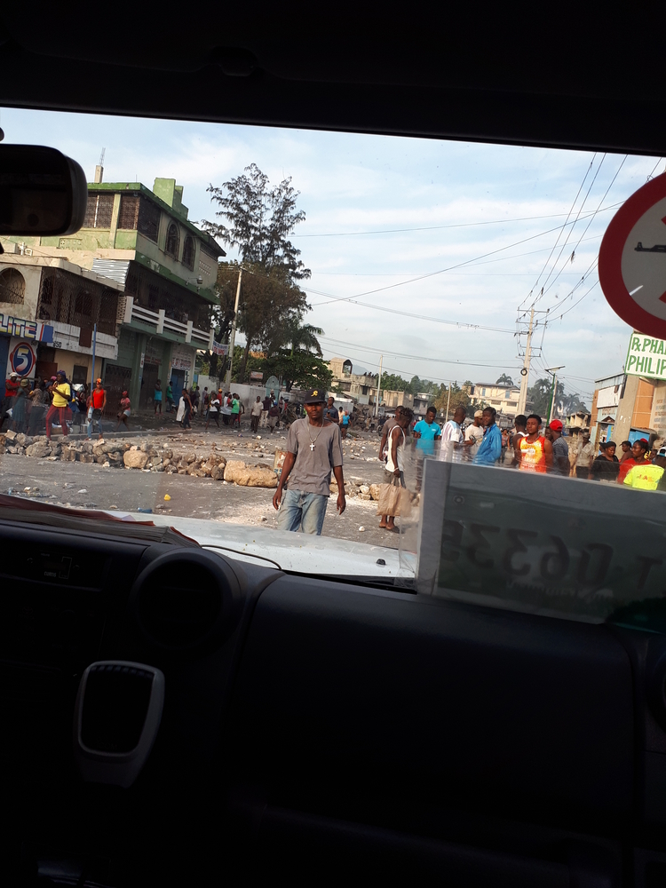 Barricade erected by demonstrators in the neighborhood of Martissant, Port-au-Prince, taken from an MSF vehicle. [ Samira Loulidi ]