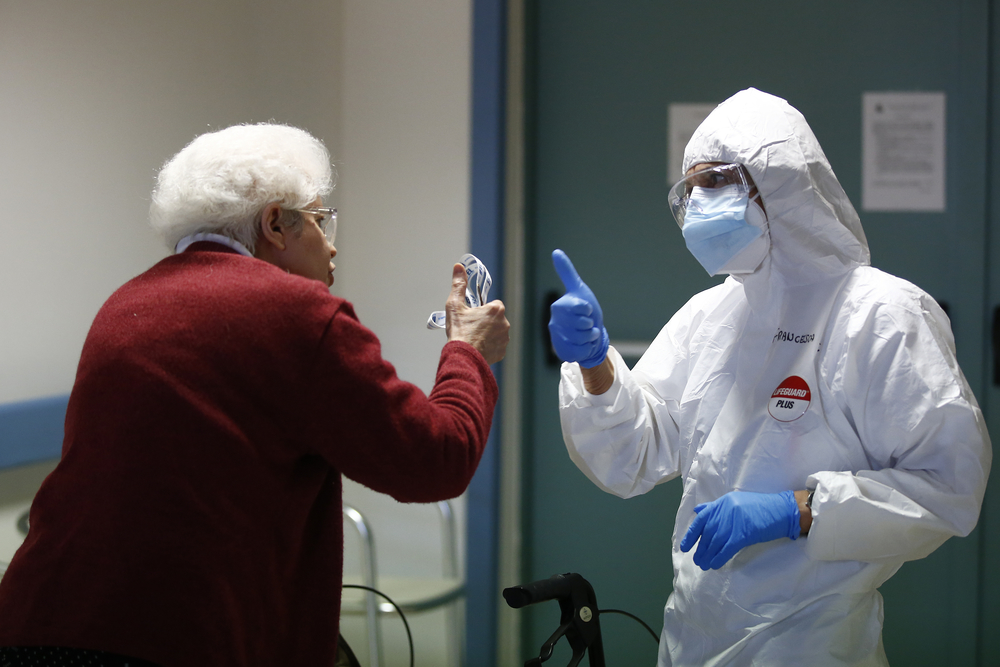 msf312874_medium.jpg An MSF staff member shares a thumbs up with the resident of a nursing home in Italy ©MSF/Vincenzo Livieri