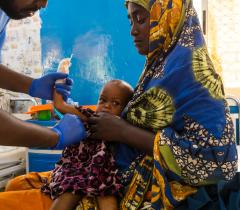 Adegey made the journey from her hometown, around 30 kilometres away, carrying the child she is still breastfeeding. Her older daughter had developed a high fever, body pain and swelling, and for weeks Adegey tried to treat her at home with traditional medicine before deciding to make the journey to hospital.