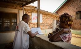 The community health workers only take care of simple cases of malaria and diarrhoea. For complicated cases, they first refer to the nearest health centre. The nursing manager assesses the patient's condition and can decide either to keep the patient at the health centre or to organize a transfer to the general hospital so that the patient receives appropriate care.
