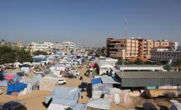 Nasser hospital - People camped outside