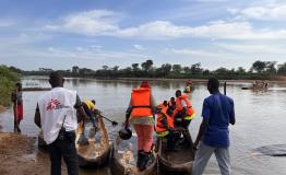 MSF vaccination teams board pirogues to cross the Ouham-Fafa river, on their way to deliver vaccines to hard-to-reach communities.