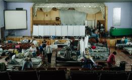 People from the frontline areas arrive at the transit centre for IDPs in Dnipropetrovsk region (eastern Ukraine). They usually spend a few days here before moving further west. The Médecins Sans Frontières mobile clinic comes here twice a week. Our doctors and nurses examine patients. They often have chronic illnesses, and some of them arrive with injuries from the hostilities. Our health promoters and psychologists also work with patients to identify their needs and provide psychological support.