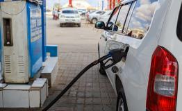 A vehicle is refueled at Petroleum station in Galkayo, Mudug region. Reliable fuel supply is a key operational requirement for health facilities and patient referral systems in the region.