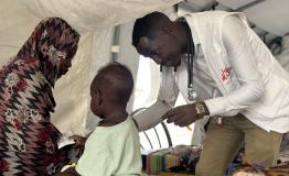 Mustafa Omer Idriss, Sudanese doctor and MSF Medical Activities Manager, examines a child in Tawila Hospital.
