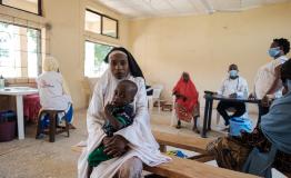 Sadiya M. with her 1.5 y/o son waiting for treatment in Anka MSF hospital, Zamfara state Sadiya M. with her 1.5 y/o son waiting for treatment in Anka MSF hospital, Zamfara state