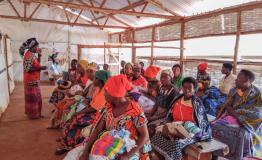 MSF community health educator sensitizing and educating mothers