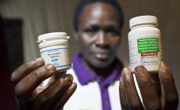 Catherine Atieno holds up her medication (2011) © Sven Torfinn