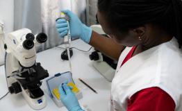 MSF lab manager Mercy Oluya performs a kala azar diagnostic test MSF laboratory in Abdurafi May 2018 MSF lab manager Mercy Oluya performs a kala azar diagnostic test MSF laboratory in Abdurafi May 2018