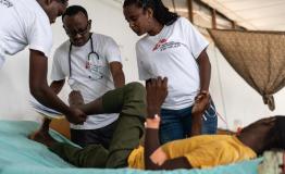 2018 MSF team examines a snakebite wound on a patient’s foot in Abdurafi, Ethiopia.