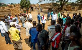 Nicole Niyoyankunze, an MSF health promotion worker, raises awareness among carpenters in the Bwiza district, Bujumbura. [ Evrard Ngendakumana ] 