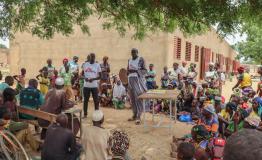 MSF teams during awareness-raising sessions on disease transmission in different sites. MSF teams during awareness-raising sessions on disease transmission in different sites.