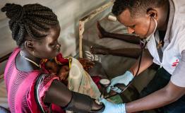 MSF staff cares for a new mother at the maternity in Gambella. 2019 