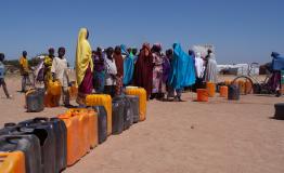 Women queue up at a borehole in Gwoza to collect water.© Scott Hamilton/MSF Women queue up at a borehole in Gwoza to collect water.© Scott Hamilton/MSF