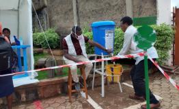 Visitors pass by the COVID19 pre-screening in North West Cameroon ©Freida Nemkul/MSF