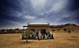 An MSF team talks to a group of men in Dar Zaghawa, in North Darfur state ©Juan Carlos Tomasi/MSF An MSF team talks to a group of men in Dar Zaghawa, in North Darfur state