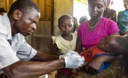 A community health worker carries out a rapid diagnosis malaria test, Kenema © MSF/Tom Casey A community health worker carries out malaria test, Kenema