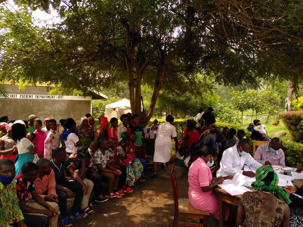 Waiting line at the Covid-19 vaccination site under the tree in Kabutunda. MSF supported the vaccination campaign of the the Ministry of Health. In total 252 000 people were vaccinated in the district.