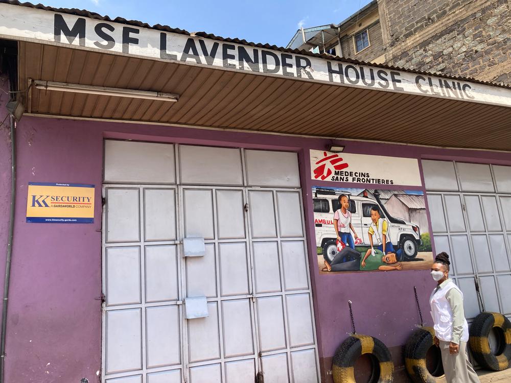 Dr. Africa Stewart, OB-GYN and president of MSF-USA’s board of directors, stands outside MSF’s Lavender House clinic in the Mathare area of Nairobi, Kenya. A painting on the building’s exterior illustrates MSF’s emergency ambulance service.
