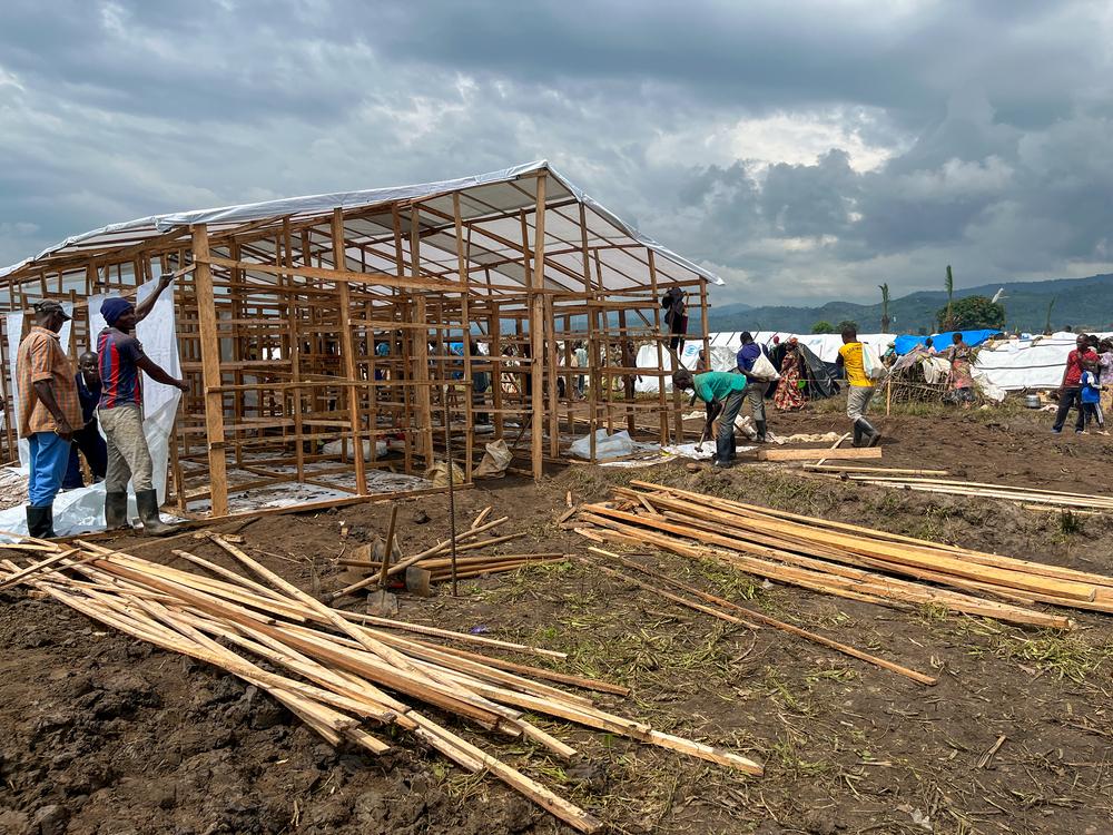 The construction of latrines and showers undertaken by MSF at the transit site for Congolese refugees in Ndava.