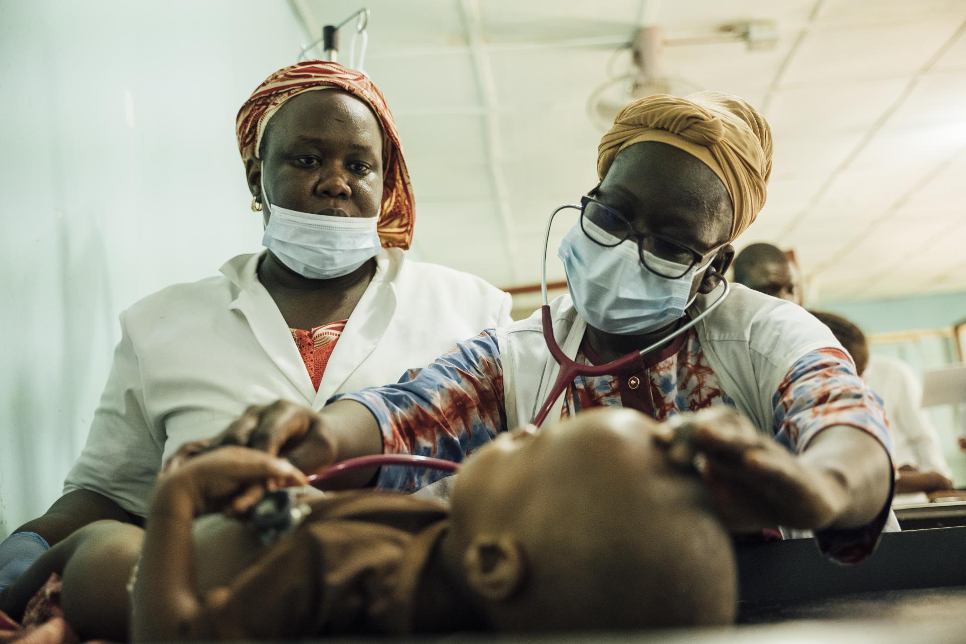 Dr. Faïza Ouedraogo and nurse Haraym Gagara treating a patient in triage.