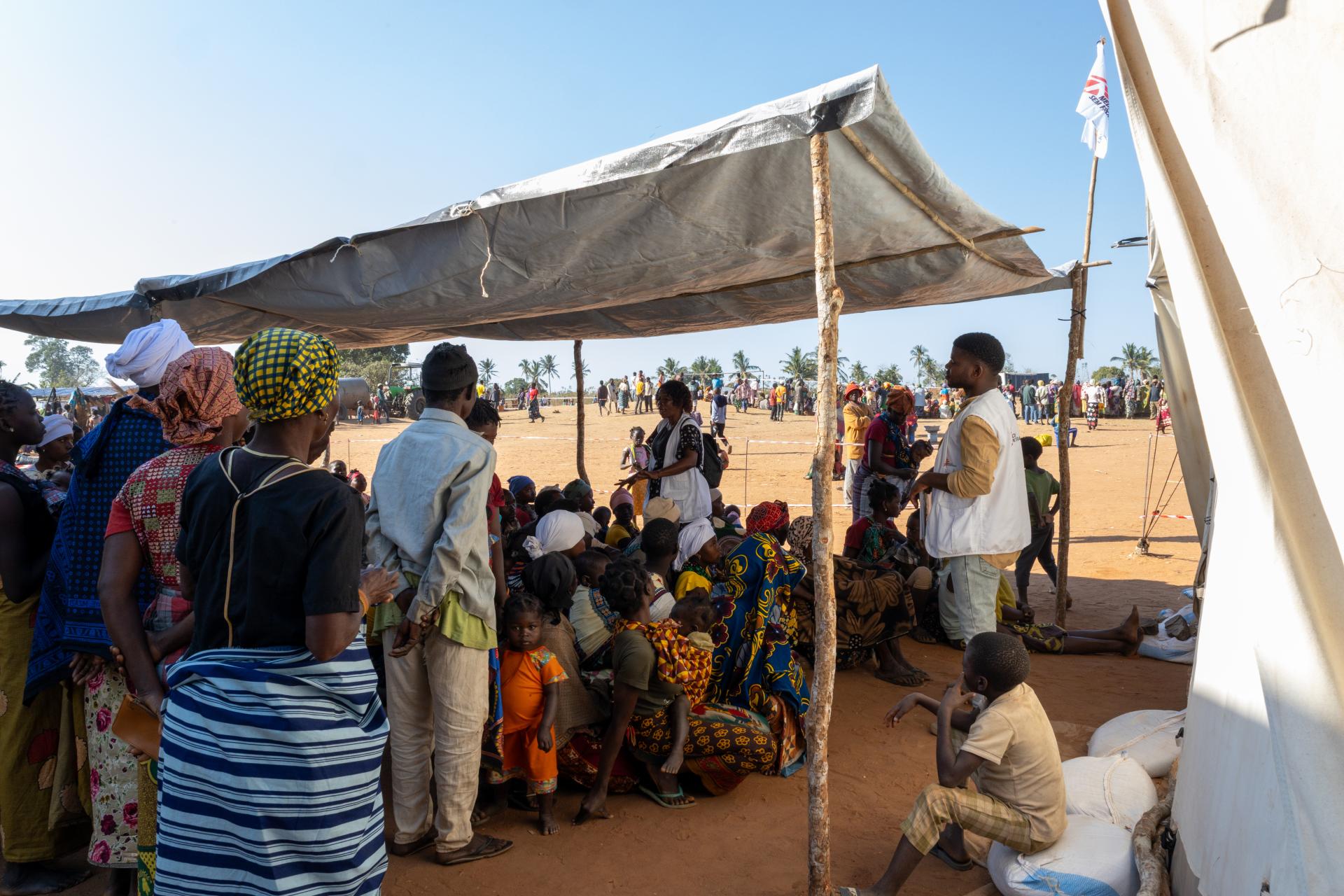 An MSF health promotion team conducts an awareness session on disease prevention for a group of people waiting for medical consultation. Respiratory, skin, and waterborne illnesses are a major concern where shelter is inadequate and clean water scarce.
