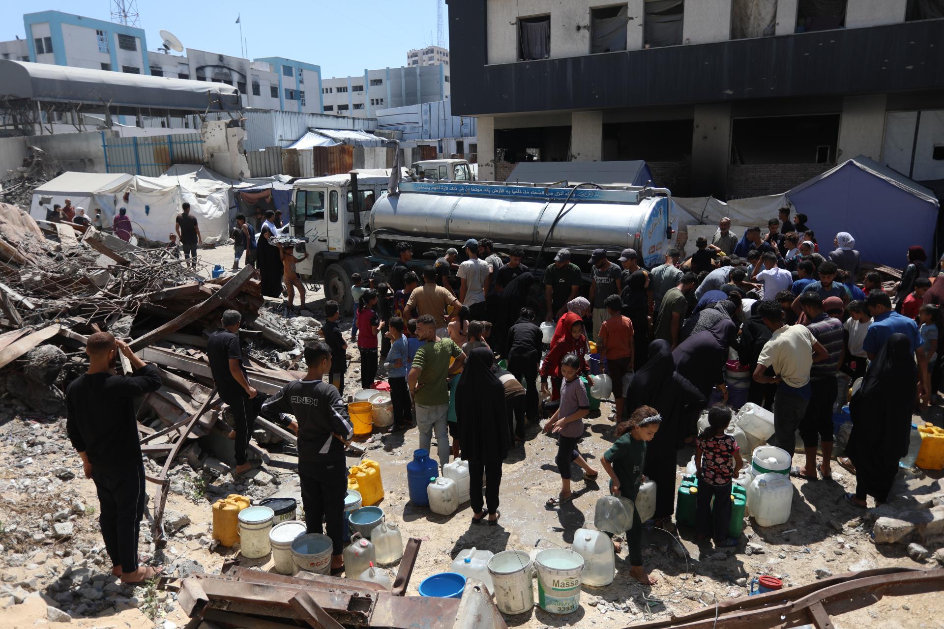 An MSF water truck provides a critical source of clean drinking water. Despite producing around 500,000 litres daily, it is enough for only 80,000 people to receive the bare minimum.