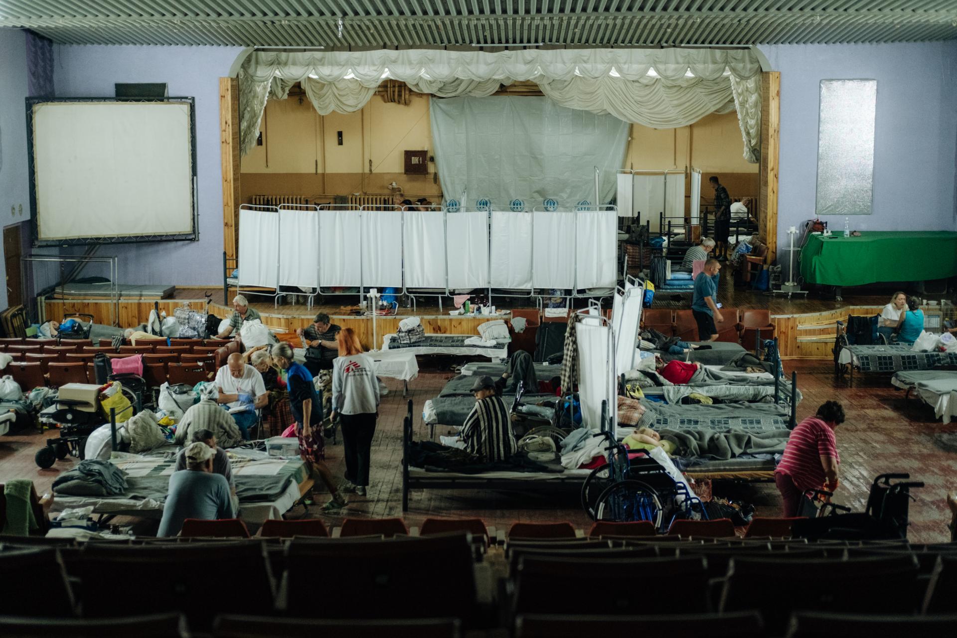 People from the frontline areas arrive at the transit centre for IDPs in Dnipropetrovsk region (eastern Ukraine). They usually spend a few days here before moving further west. The Médecins Sans Frontières mobile clinic comes here twice a week. Our doctors and nurses examine patients. They often have chronic illnesses, and some of them arrive with injuries from the hostilities. Our health promoters and psychologists also work with patients to identify their needs and provide psychological support.