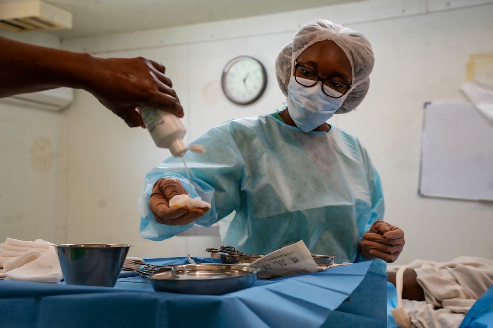 In an operating room at MSF’s Tabarre trauma hospital, an MSF doctor performs surgery on a patient wounded by a gunshot in Port-au-Prince.