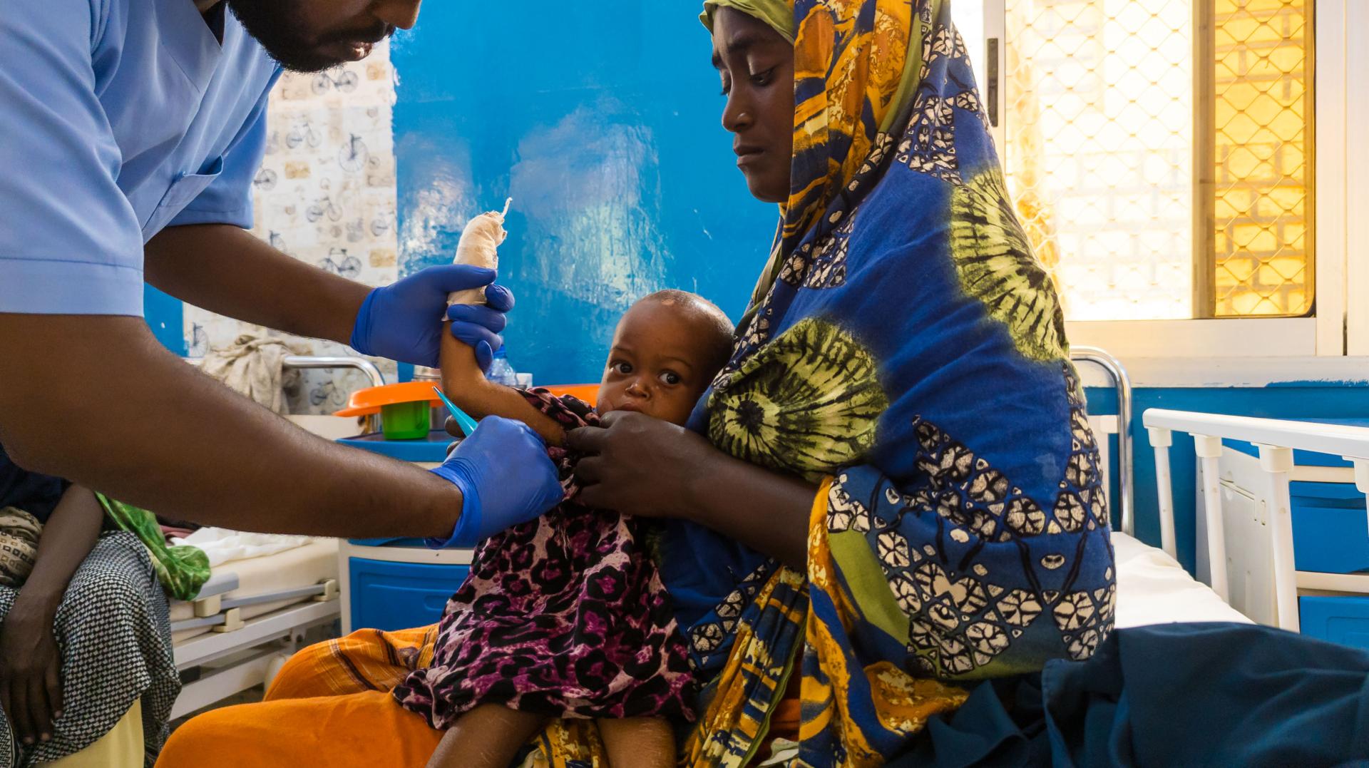 Adegey made the journey from her hometown, around 30 kilometres away, carrying the child she is still breastfeeding. Her older daughter had developed a high fever, body pain and swelling, and for weeks Adegey tried to treat her at home with traditional medicine before deciding to make the journey to hospital.