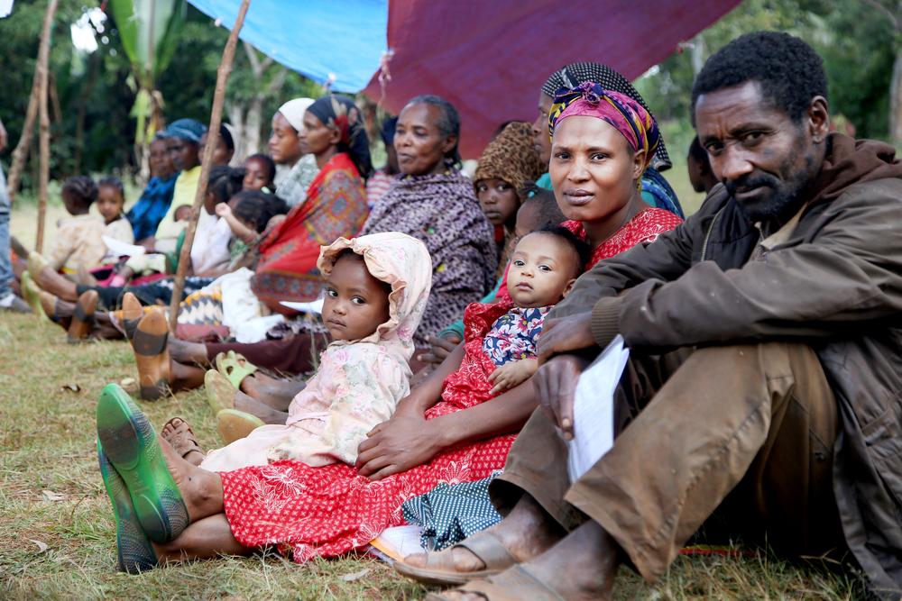 People queue at the entrance of an MSF mobile clinic held in a health post in Banko Baya town, Guji, in Ethiopia’s Oromia region. [ © Igor Barbero / MSF] 