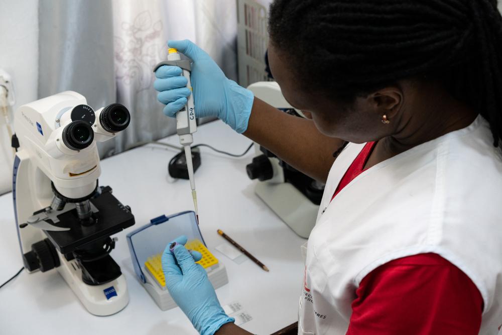 MSF lab manager Mercy Oluya performs a kala azar diagnostic test MSF laboratory in Abdurafi May 2018