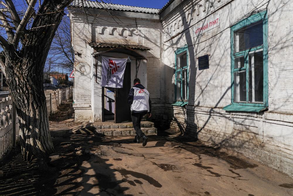February 2019: MSF doctor at a mobile clinic in Starohnativka. © Nico Dauterive/MSF 
