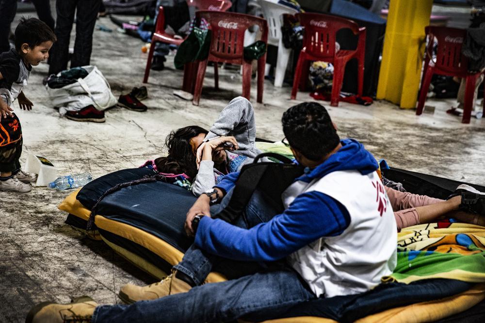 an MSF team works in Piedras Negras, Coahuila, (northern Mexico), following the arrival of a caravan of 1,700 migrants.  [©Juan Carlos Tomasi / Médecins Sans Frontières]